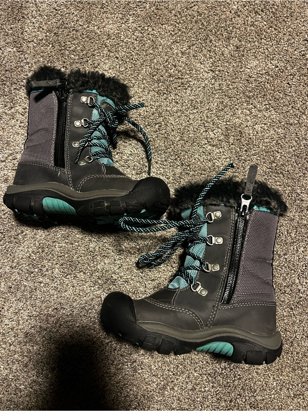 Keen winter boots 11c with side zipper